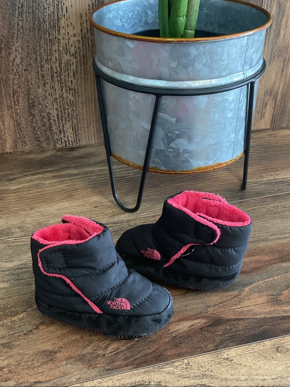 The North Face Kids Black & Pink Fleece-Lined Booties 2